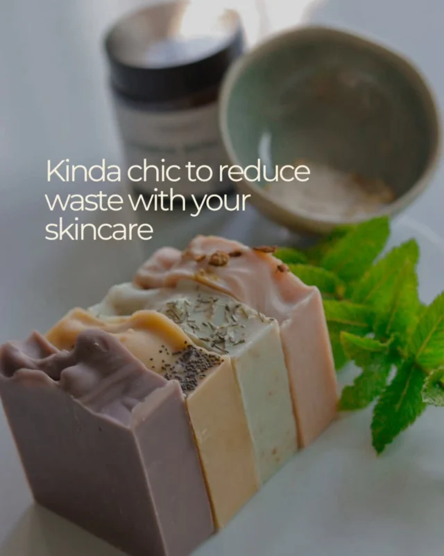 Had to jump on this trend, because I really do think using skincare that actually works is very chic!

.

.

.

#natuurlijkehuidverzorging #natuurlijkezeep #handgemaaktezeep #ski̇ncarerouti̇ne #naturalskincare